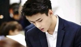 吴世勋爆料女友视频播放,甜蜜瞬间曝光，甜蜜互动引网友热议